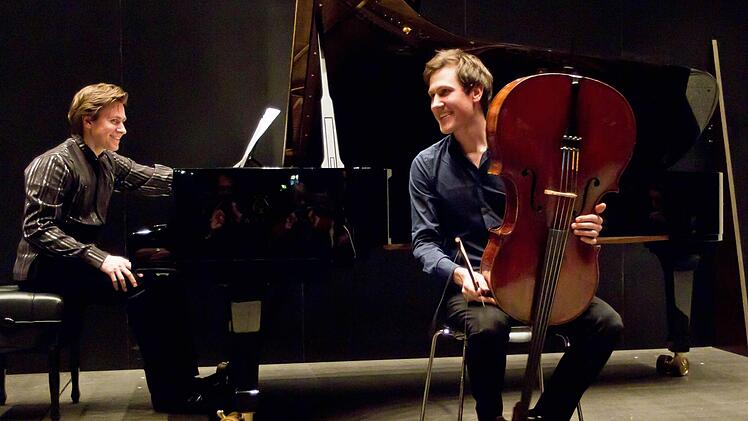 Nicolai Gerassimez (Klavier) und Wassily Gerassimez (Violoncello) beim Gastspiel in Coburg.Foto: Jochen Berger