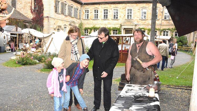 Im Schlosshof war ein Schmied bei der Arbeit.