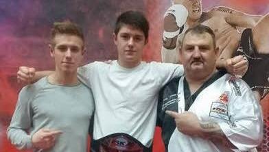 Sprung in die Nationalmannschaft: Nils Volz (Mitte) mit Kevin Volz (links) und seinem Trainer Herbert Rubner. Foto: privat