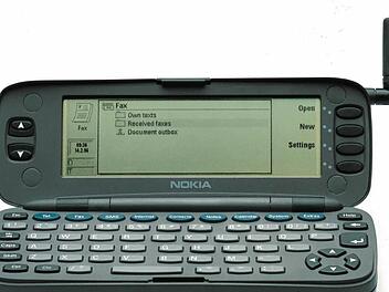 Der Nokia Communicator 9000 markierte den Beginn der Smartphone-Ära als er 1996 der Öffentlichkeit präsentiert wurde. Foto: Nokia/dpa