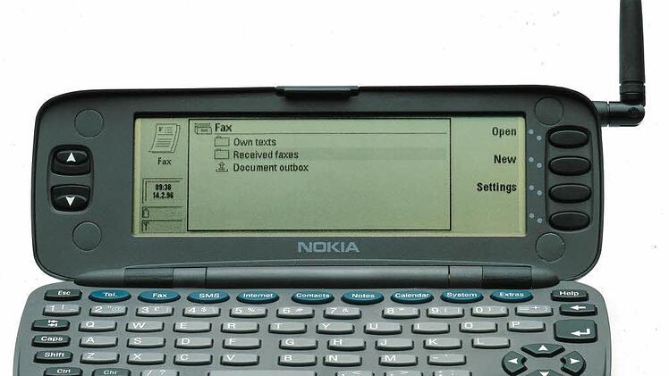 Der Nokia Communicator 9000 markierte den Beginn der Smartphone-Ära als er 1996 der Öffentlichkeit präsentiert wurde. Foto: Nokia/dpa