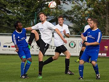 Der FC Unter-/Oberrodach mit Florian Erhardt und Tobias Dubiel (weiße Trikots von links) hat im Titelkampf der A-Klasse 5 die besten Chancen. Auf Rang 2 liegt der FSV Ziegelerden, bei dem Spielertrainer Jonathan Gnanapiragasam (links) mittlerweile nicht mehr im Amt ist und der mit Jörg Köstner als neuem Trainer den Wiederaufstieg anstrebt. Foto: Heinrich Weiß