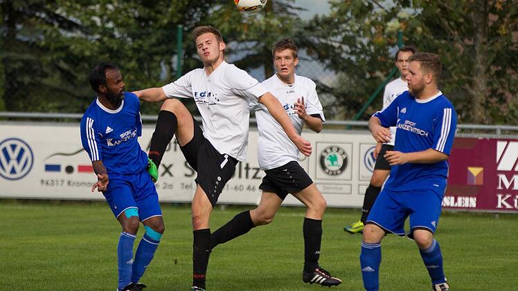 Der FC Unter-/Oberrodach mit Florian Erhardt und Tobias Dubiel (weiße Trikots von links) hat im Titelkampf der A-Klasse 5 die besten Chancen. Auf Rang 2 liegt der FSV Ziegelerden, bei dem Spielertrainer Jonathan Gnanapiragasam (links) mittlerweile nicht mehr im Amt ist und der mit Jörg Köstner als neuem Trainer den Wiederaufstieg anstrebt. Foto: Heinrich Weiß