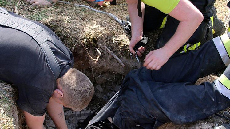 Immer wieder versucht Manuel Kraus, den Hund mit der Hand zu erreichen.