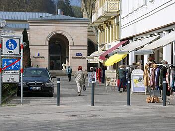 Seit Kurzem stehen diese vier Pfosten in der Straße "Am Kurgarten". Damit soll die Durchfahrt verhindert werden. Bei den Bewohnern und Geschäftsleuten kommt das gar nicht gut an. Denn nun ist die Straße eine Sackgasse, in der es Lieferanten sehr schwer haben.  Fotos: Kathrin Kupka-Hahn