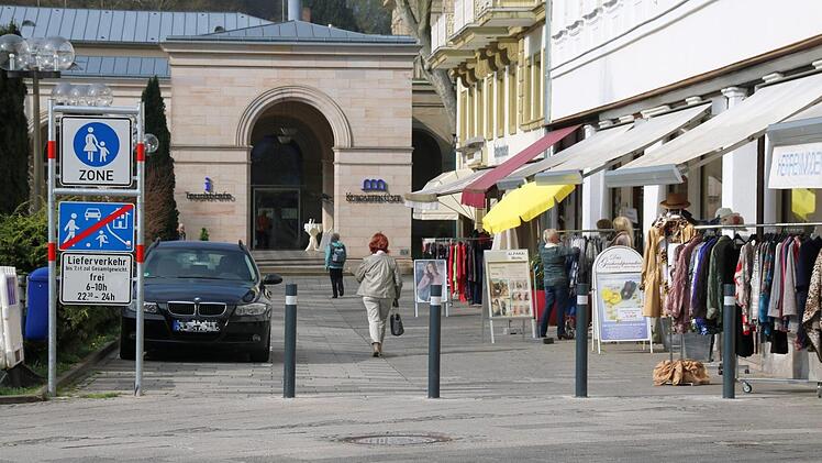 Seit Kurzem stehen diese vier Pfosten in der Straße "Am Kurgarten". Damit soll die Durchfahrt verhindert werden. Bei den Bewohnern und Geschäftsleuten kommt das gar nicht gut an. Denn nun ist die Straße eine Sackgasse, in der es Lieferanten sehr schwer haben.  Fotos: Kathrin Kupka-Hahn