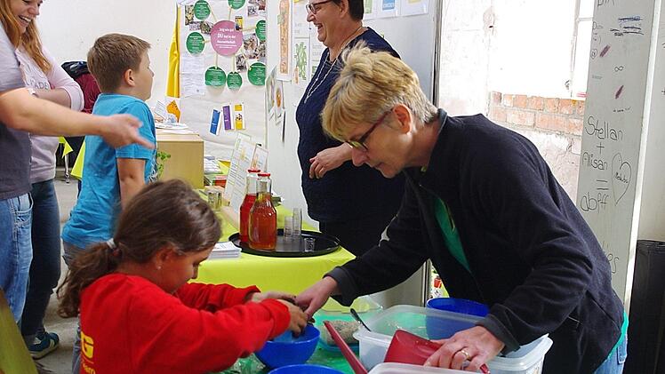 AOK-Ernährungsberaterin Yvonne Müller bastelte mit den Kindern Samenbomben. Foto: Heike Schülein