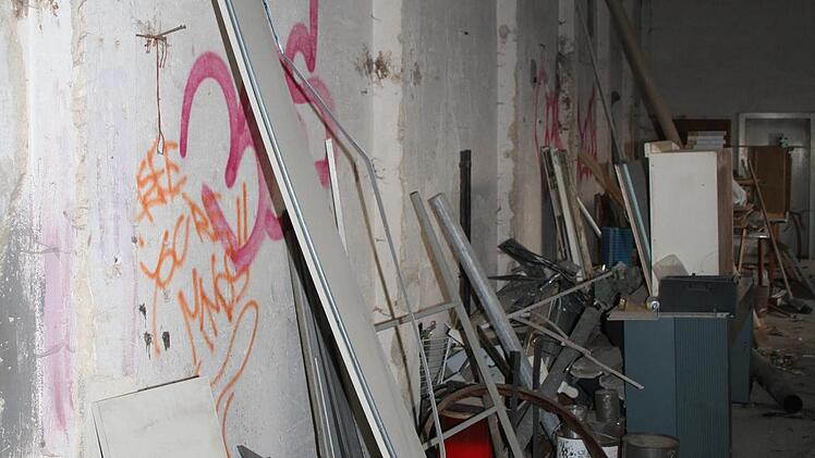 Graffitis an den Wänden erinnern an "heiße Zeiten" in der Industriebrache. Foto: Sonny Adam