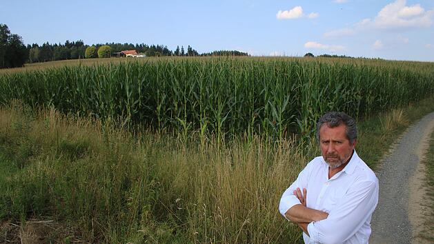 Wo jetzt noch Mais w&auml;chst, soll Ende des Jahres bereits ein Solarpark stehen. Udo Petzoldt (Foto) ist von der Idee wenig begeistert. Foto: J&uuml;rgen G&auml;rtner