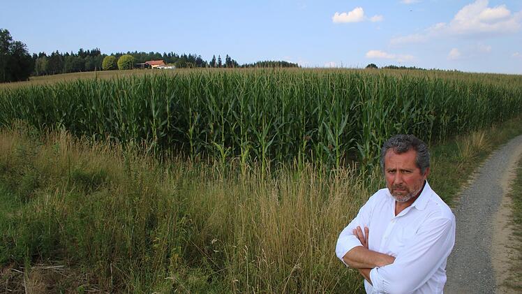 Wo jetzt noch Mais wächst, soll Ende des Jahres bereits ein Solarpark stehen. Udo Petzoldt (Foto) ist von der Idee wenig begeistert. Foto: Jürgen Gärtner