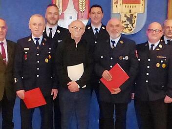 Die Feuerwehr Marktleugast hat verdiente Mitglieder geehrt. Unser Bild zeigt (von links) Carolin Korzendorfer, Kommandanten Hans Kögler, Bürgermeister Franz Uome, Reinhard Zuber, Kreisbrandmeister Yves Wächter, Karl-Heinz Rödel, Vorsitzenden Martin Döring, Udo Hübschmann, Zweiten Vorsitzenden Marco Rödel, Kreisbrandinspektor Horst Tempel, Zweiten Kommandanten Stefan Mähringer und Zweiten Bürgermeister Reiner Meisel. Foto: Klaus-Peter Wulf