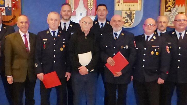 Die Feuerwehr Marktleugast hat verdiente Mitglieder geehrt. Unser Bild zeigt (von links) Carolin Korzendorfer, Kommandanten Hans Kögler, Bürgermeister Franz Uome, Reinhard Zuber, Kreisbrandmeister Yves Wächter, Karl-Heinz Rödel, Vorsitzenden Martin Döring, Udo Hübschmann, Zweiten Vorsitzenden Marco Rödel, Kreisbrandinspektor Horst Tempel, Zweiten Kommandanten Stefan Mähringer und Zweiten Bürgermeister Reiner Meisel. Foto: Klaus-Peter Wulf