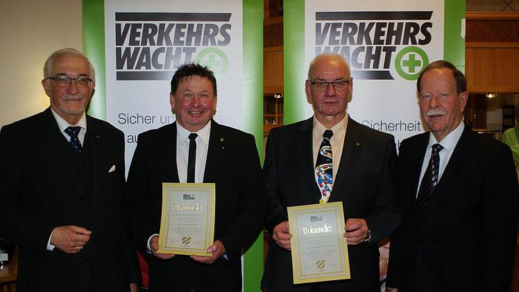 Für ihr Engagement zeichneten Landes-Vizepräsident, Paul Beinhofer (links) und GVW-Bezirksvorsitzender, Dieter Aufderhaar (rechts), Hubert Koch (2. von links) und Karlheinz Franz  mit dem goldenen Ehrenzeichen aus. Foto: Winfried Ehling