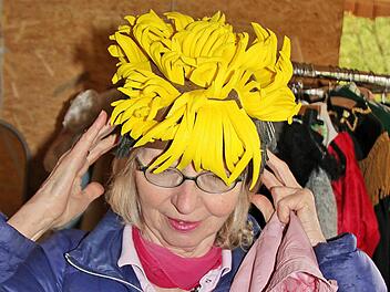 Verrückte Hüte, die sich gut für Karneval eignen, wurden gab es beim  Fundus-Verkauf im Theater in Maßbach. Foto: Dieter Britz