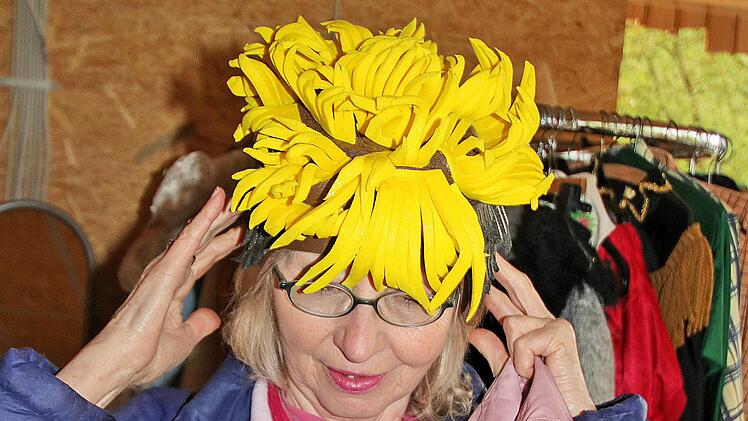Verrückte Hüte, die sich gut für Karneval eignen, wurden gab es beim  Fundus-Verkauf im Theater in Maßbach. Foto: Dieter Britz
