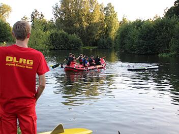 Michael Vay beobachtet, wie seine Kollegen aus dem Jugend-Rettungs-Team &uuml;ben, einen Stehpaddler zu retten. Fotos: Ellen M&uuml;tzel