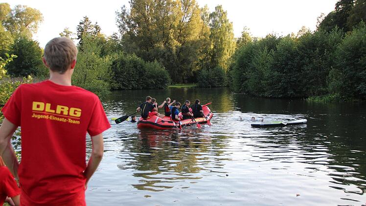 Michael Vay beobachtet, wie seine Kollegen aus dem Jugend-Rettungs-Team üben, einen Stehpaddler zu retten. Fotos: Ellen Mützel