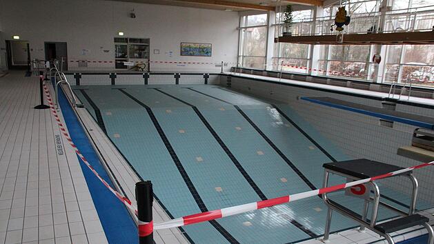 Seit Mitte Januar ist das Becken abgelassen. Die Bereithaltungskosten sind zu hoch, ein Ende der Hallenbad-Schlie&szlig;ung ist  nicht abzusehen. Foto: J&uuml;rgen G&auml;rtner