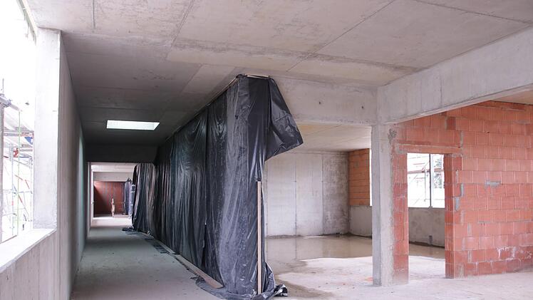 Links verläuft der künftige Flur im Obergeschoss des Anbaus, rechts liegen die Gruppenräume und Klassenzimmer. Foto: Benedikt Borst