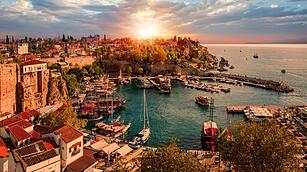 Antalya hat sich dank traumhafter Strände und kultureller Schätze von einer kleinen Küstenstadt zu einem Urlaubsparadies entwickelt.