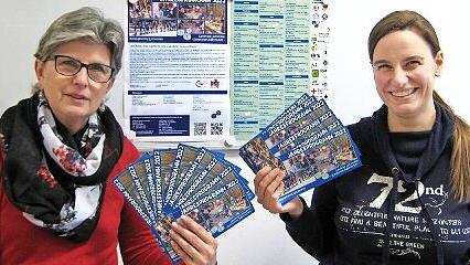 Die Mitarbeiterinnen des Kreisjugendrings Uschi S&uuml;nkel und Alexandra Stammberger pr&auml;sentieren das Programm f&uuml;r 2022.