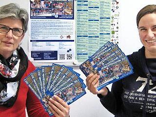 Die Mitarbeiterinnen des Kreisjugendrings Uschi S&uuml;nkel und Alexandra Stammberger pr&auml;sentieren das Programm f&uuml;r 2022.