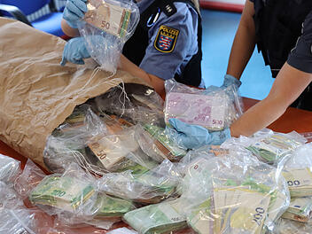 Frankfurt: Rekordverd&auml;chtiger Bargeldfund - Razzia in Marihuana-Plantagen und Mehrfamilienhaus