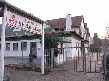 Dem Gemeinderat legte Bürgermeister Büttner einen Plan zum Anbau eines Balkons mit rund 40 Sitzplätzen am Ramsthaler Sportheim vor. Da zeigten sich auch einige Räte überrascht, zumal der Auftrag für diesen Plan nie öffentlich vergeben wurde. Foto: Archiv