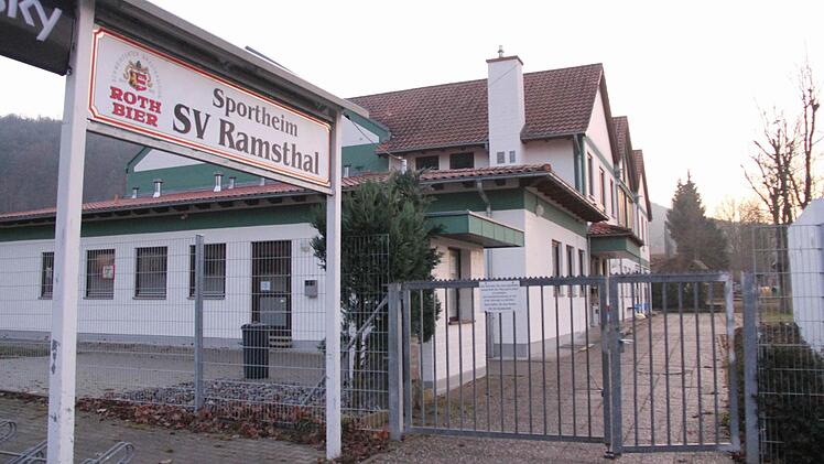 Dem Gemeinderat legte Bürgermeister Büttner einen Plan zum Anbau eines Balkons mit rund 40 Sitzplätzen am Ramsthaler Sportheim vor. Da zeigten sich auch einige Räte überrascht, zumal der Auftrag für diesen Plan nie öffentlich vergeben wurde. Foto: Archiv