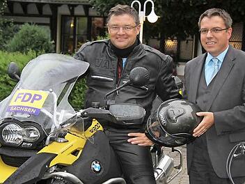 Wahlkampf mit dem Motorrad: Der stellvertretende FDP-Bundesvorsitzende und sächsische Landtagsabgeordnete Holger Zastrow (links) und seine Landtagskollegen trafen sich mit dem Kulmbacher FDP-Landtagskandidaten Thomas Nagel. Foto: Sonja Adam