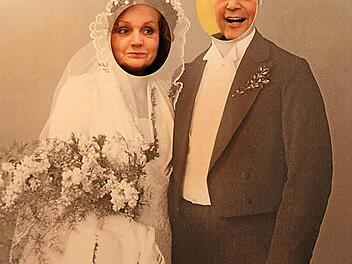 Das Coburger Puppenmuseum soll interaktiver werden: "Ende der Kindheit" ist diese Station überschrieben. Die Stadträte Adelheid Frankenberger (SPD) und Ulrich Herbert (FDP) probierten die Fotowand bei der Vorabbesichtigung schon mal aus. Fotos: Simone Bastian