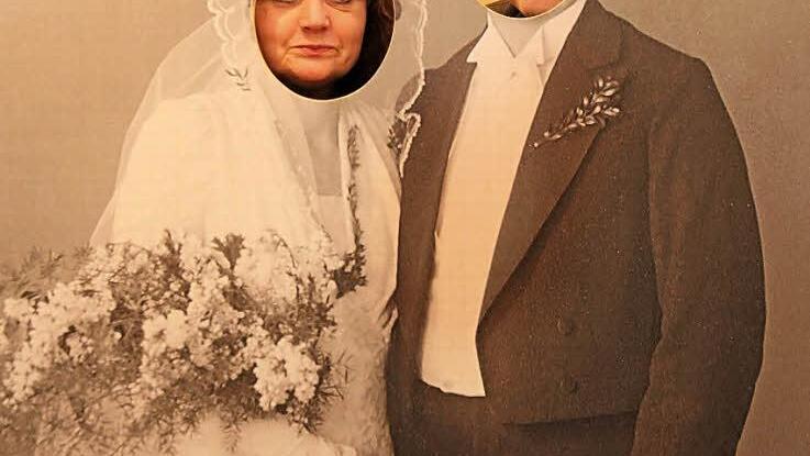 Das Coburger Puppenmuseum soll interaktiver werden: "Ende der Kindheit" ist diese Station überschrieben. Die Stadträte Adelheid Frankenberger (SPD) und Ulrich Herbert (FDP) probierten die Fotowand bei der Vorabbesichtigung schon mal aus. Fotos: Simone Bastian