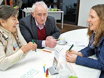 Projekt-Gründerin Sabine Braun (rechts) bei der Gruppenarbeit mit dem Steinacher Seniorenclub-Vorsitzenden Helmut Schuck und der Bad Bockleter Neubürgerin Erika Schumann.  Foto: Sigismund von Dobschütz