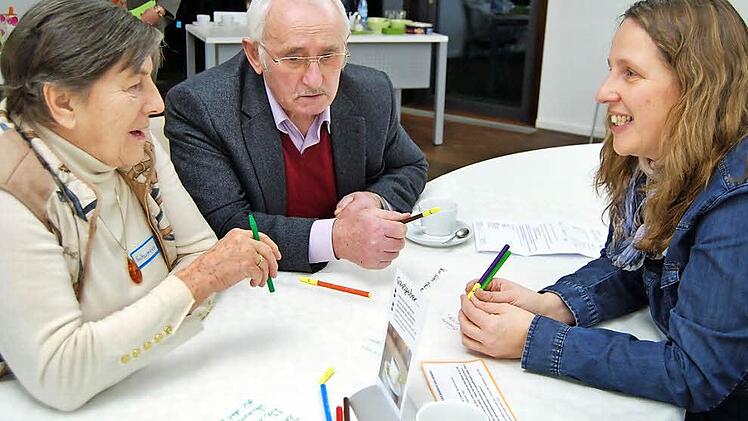 Projekt-Gründerin Sabine Braun (rechts) bei der Gruppenarbeit mit dem Steinacher Seniorenclub-Vorsitzenden Helmut Schuck und der Bad Bockleter Neubürgerin Erika Schumann.  Foto: Sigismund von Dobschütz