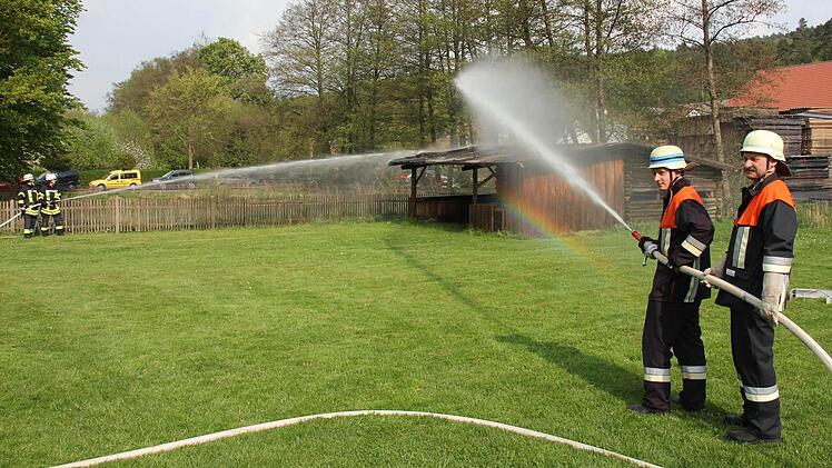 Mit zwei Trupps setzten die Eichelberger Feuerwehrleute zum Erstangriff an. Foto: Ralf Kestel
