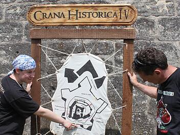 Am Wochenende werden die Crana-Historica-Wegweiser die Besucher durch das Bollwerk lotsen. Bei den Vorbereitungen dienen sie Zweiter Vorsitzender Nadine Zwingmann und Pressesprecher Jürgen Jakob vom Historischen Verein Kronach auch zur Absprache, wo die nächste Arbeit wartet. Und Arbeit gibt es reichlich.