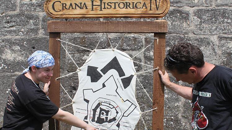 Am Wochenende werden die Crana-Historica-Wegweiser die Besucher durch das Bollwerk lotsen. Bei den Vorbereitungen dienen sie Zweiter Vorsitzender Nadine Zwingmann und Pressesprecher Jürgen Jakob vom Historischen Verein Kronach auch zur Absprache, wo die nächste Arbeit wartet. Und Arbeit gibt es reichlich.