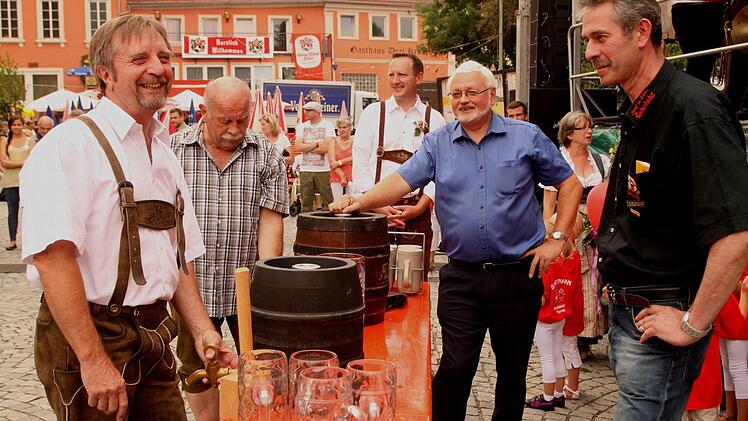 Festleiter Peter Klein, 2. Bgm Hans-Georg Häfner, Bürgermeister Michael Ziegler, VerkaufsleiterRupert Pfuhlmann sowie Braumeister Karl Wagner (von links) beim Bieranstich.