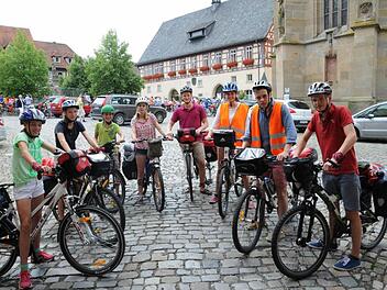 Schwer bepackt machten sich die Gruppen auf die erste Etappe. Foto: Gerold Snater
