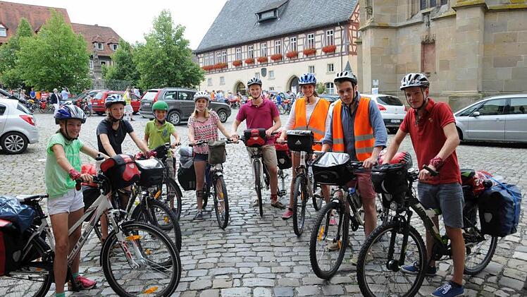 Schwer bepackt machten sich die Gruppen auf die erste Etappe. Foto: Gerold Snater