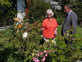 Marianne König zeigt Landrat Alexander Tritthart ihr "grünes Wohnzimmer". Foto: Pauline Lindner