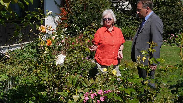 Marianne König zeigt Landrat Alexander Tritthart ihr "grünes Wohnzimmer". Foto: Pauline Lindner