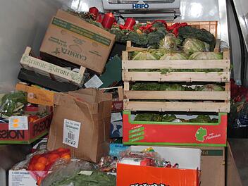 Zwei mal pro Woche holen die ehrenamtlichen Fahrer der Tafel die Lebensmittelspenden aus Supermärkten, Discountern und Bäckereien ab.  Foto: Dagmar Besand