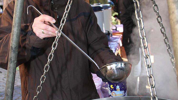 Dampfend heiß fand auch der Glühwein reißenden Absatz. Foto: Gerda Völk