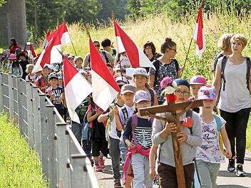 Die Eltmanner Buben und Mädchen aus der Grundschule und den Kindergärten hatten einen schönen Tag für ihre Kinderwallfahrt nach Maria Limbach. Alles drehte sich um das Herz und um die christliche Anregung, die Kinder mögen Jesus in ihrem Herzen wohnen lassen.  Foto: Günther Geiling