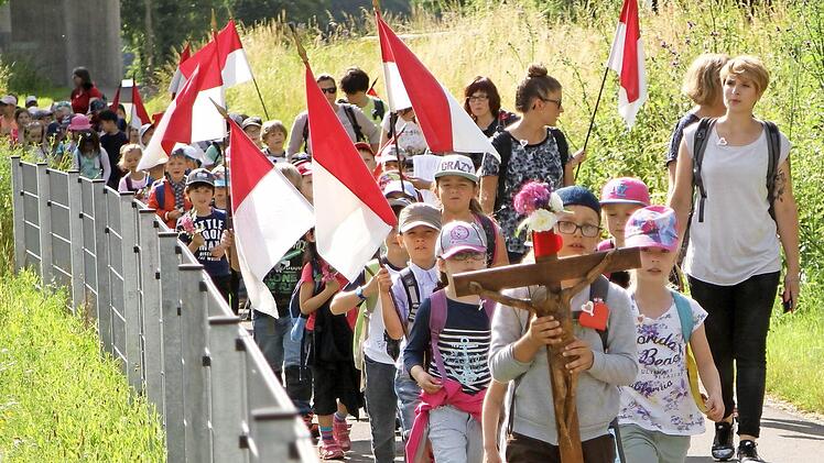 Die Eltmanner Buben und Mädchen aus der Grundschule und den Kindergärten hatten einen schönen Tag für ihre Kinderwallfahrt nach Maria Limbach. Alles drehte sich um das Herz und um die christliche Anregung, die Kinder mögen Jesus in ihrem Herzen wohnen lassen.  Foto: Günther Geiling