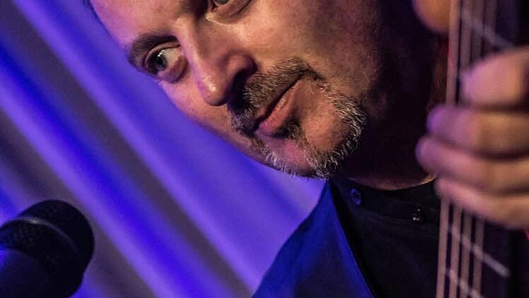 Pat Coyne an der Gitarre beim Gastspiel mit Seán Keane in Coburg. Foto: Jochen Berger