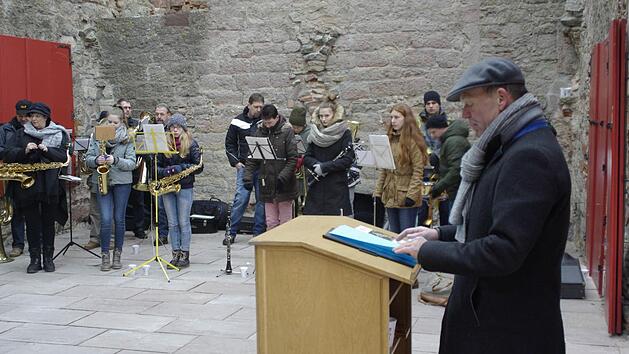 Stellvertretender Vorsitzender und B&uuml;rgermeister, Karlheinz Kickuth (Foto), gab einen R&uuml;ck- und Ausblick. Die Langendorfer Musikanten begleiteten den Empfang der Freunde der Trimburg.  Fotos: Winfried Ehling