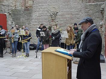 Stellvertretender Vorsitzender und Bürgermeister, Karlheinz Kickuth (Foto), gab einen Rück- und Ausblick. Die Langendorfer Musikanten begleiteten den Empfang der Freunde der Trimburg.  Fotos: Winfried Ehling