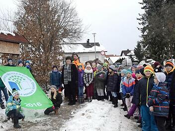 Stolz nehmen die Schüler der Grundschule Stockheim den Fahnenwechsel vor. Sie freuen sich erneut Umweltschule Europa geworden zu sein.  Foto: K.- H. Hofmann